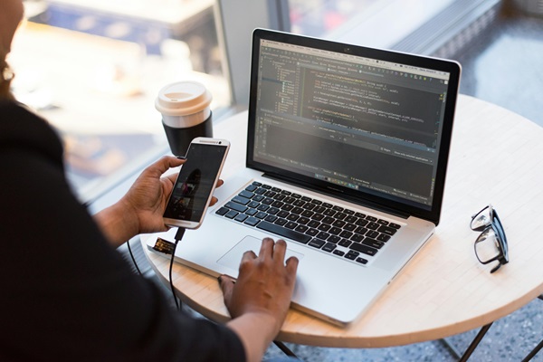 ilustrasi software dan hardware